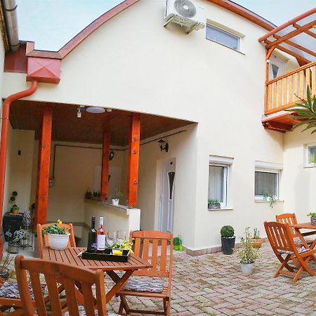 Varfal Apartman Егер Екстериор снимка