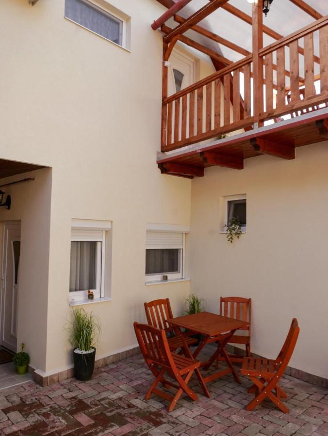 Varfal Apartman Егер Екстериор снимка
