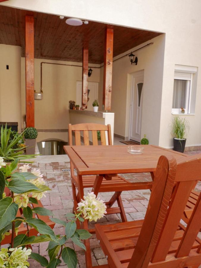 Varfal Apartman Егер Екстериор снимка