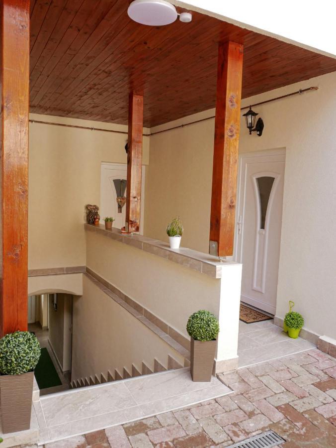 Varfal Apartman Егер Екстериор снимка