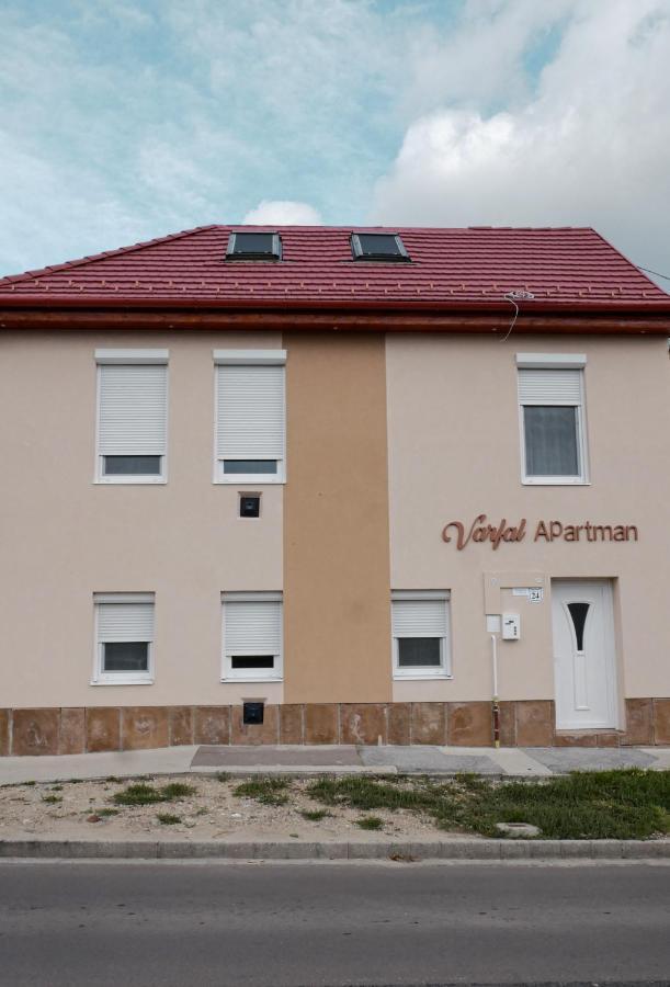 Varfal Apartman Егер Екстериор снимка