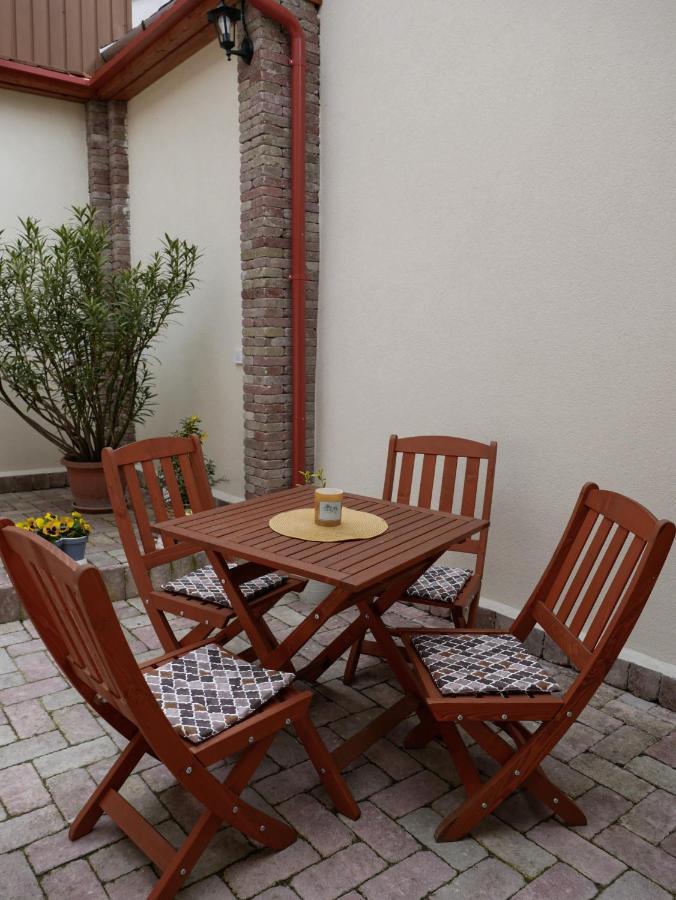 Varfal Apartman Егер Екстериор снимка