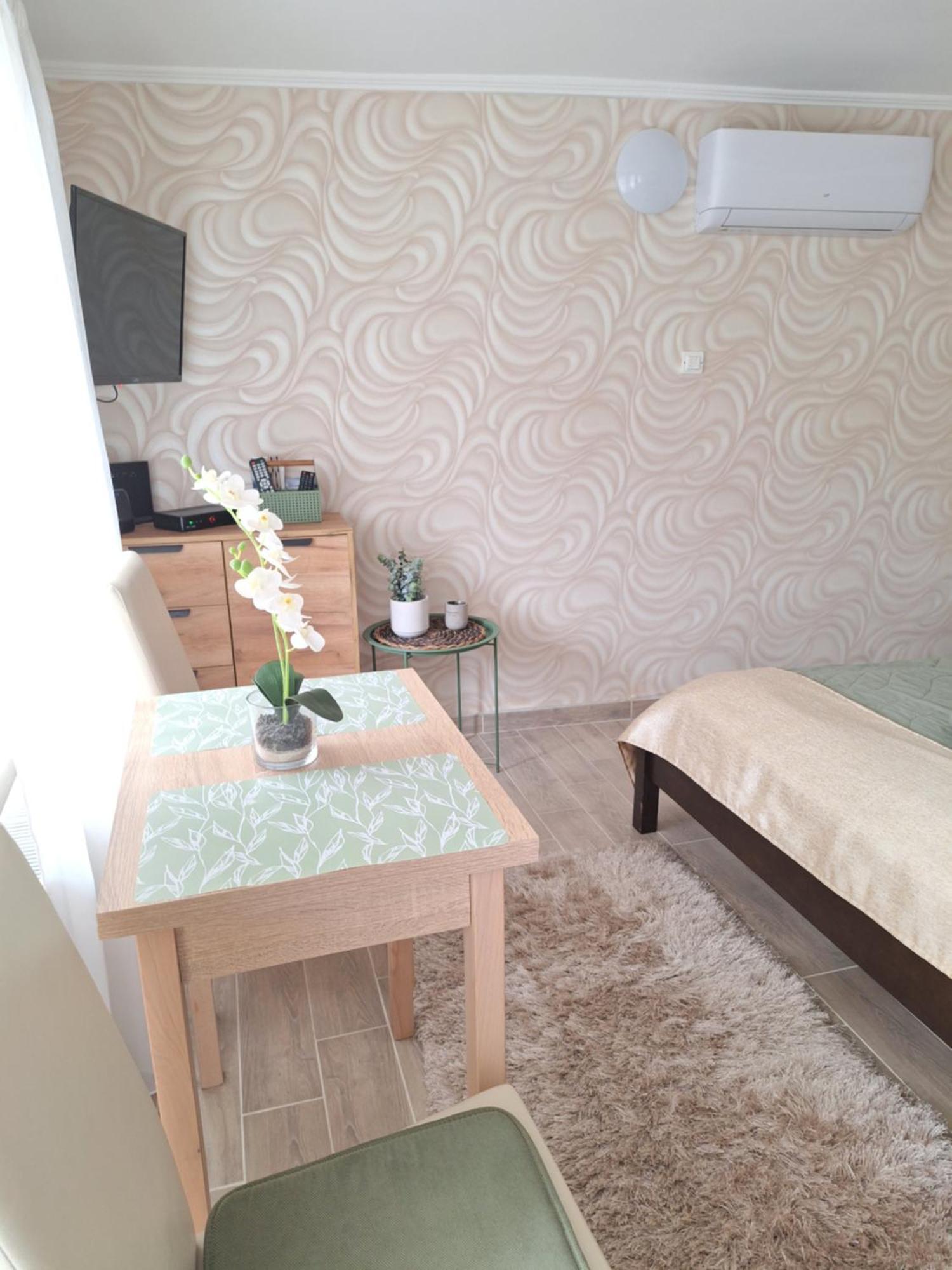 Varfal Apartman Егер Екстериор снимка