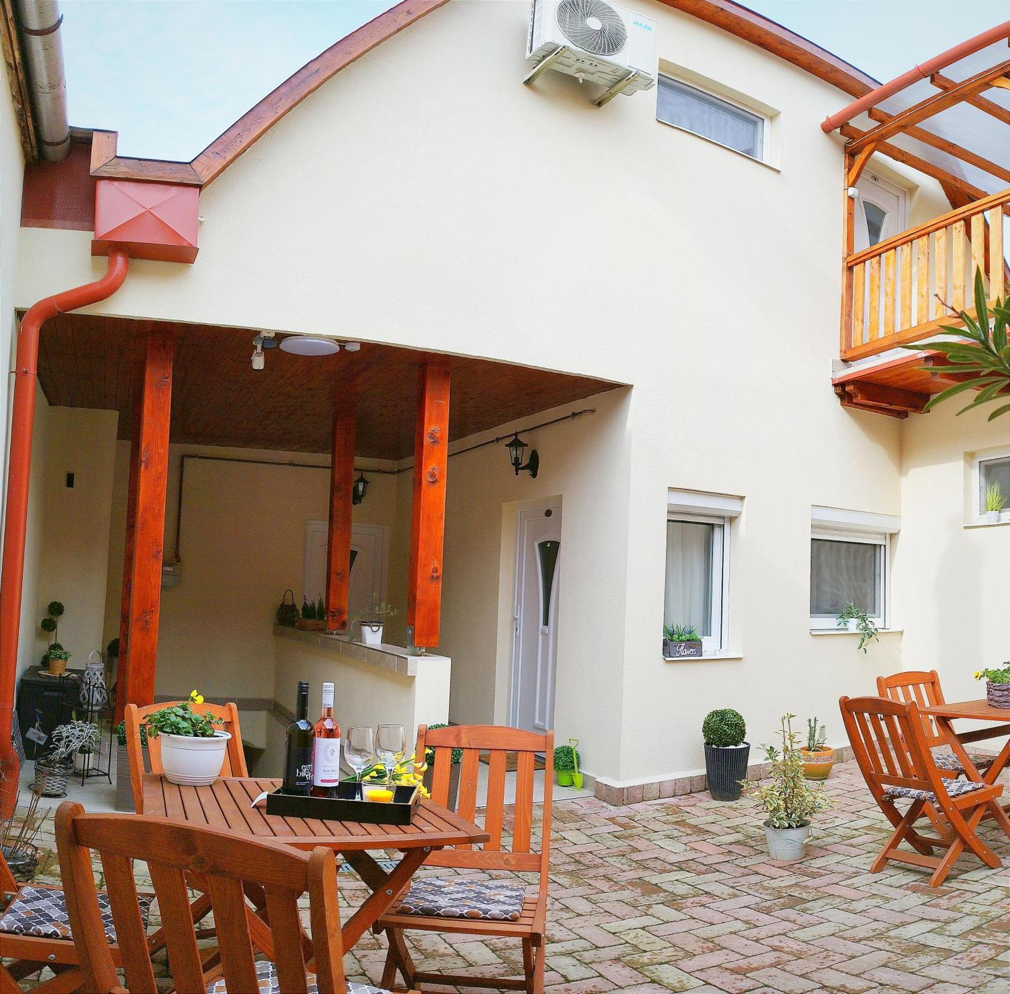 Varfal Apartman Егер Екстериор снимка
