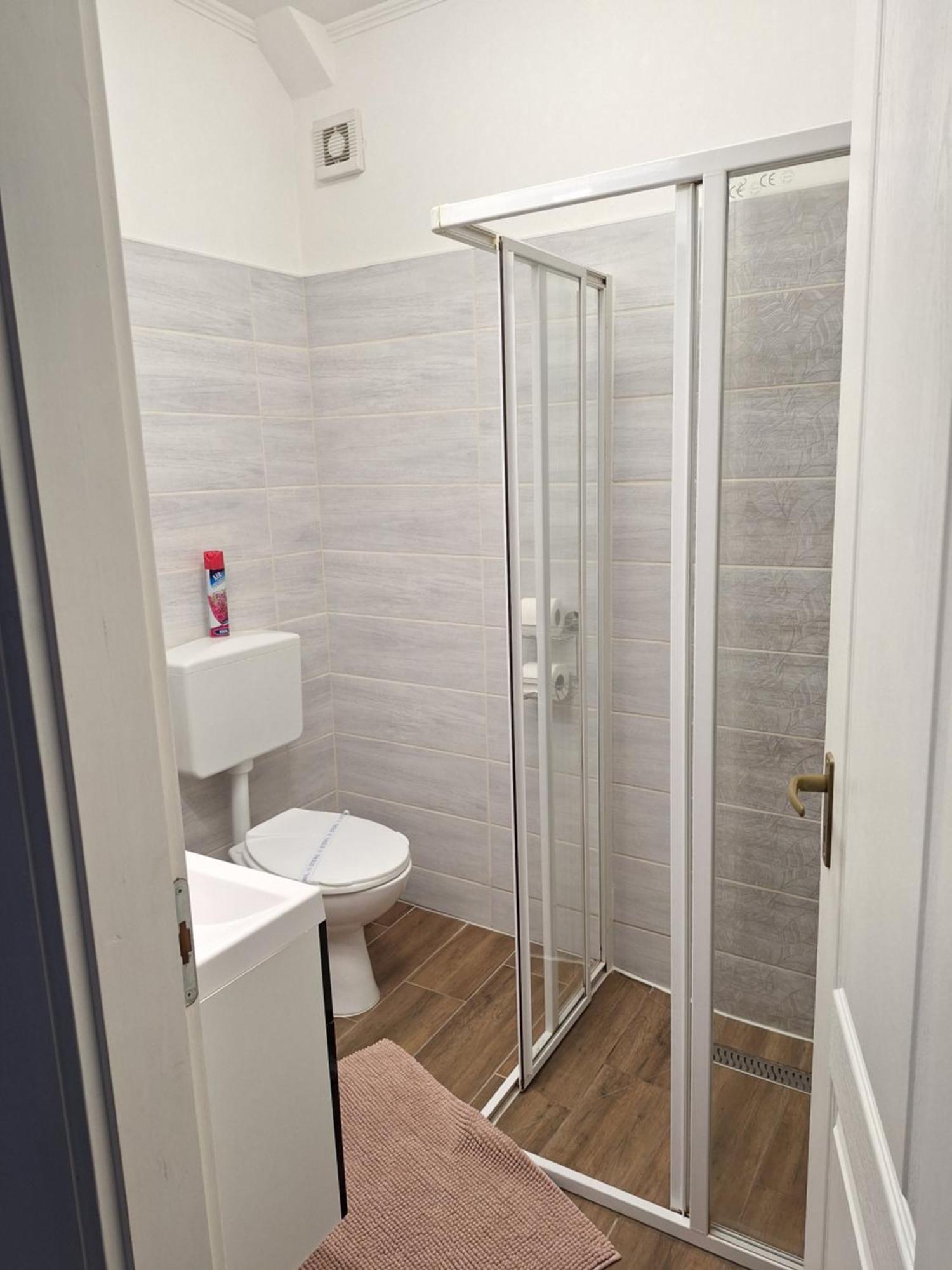 Varfal Apartman Егер Екстериор снимка