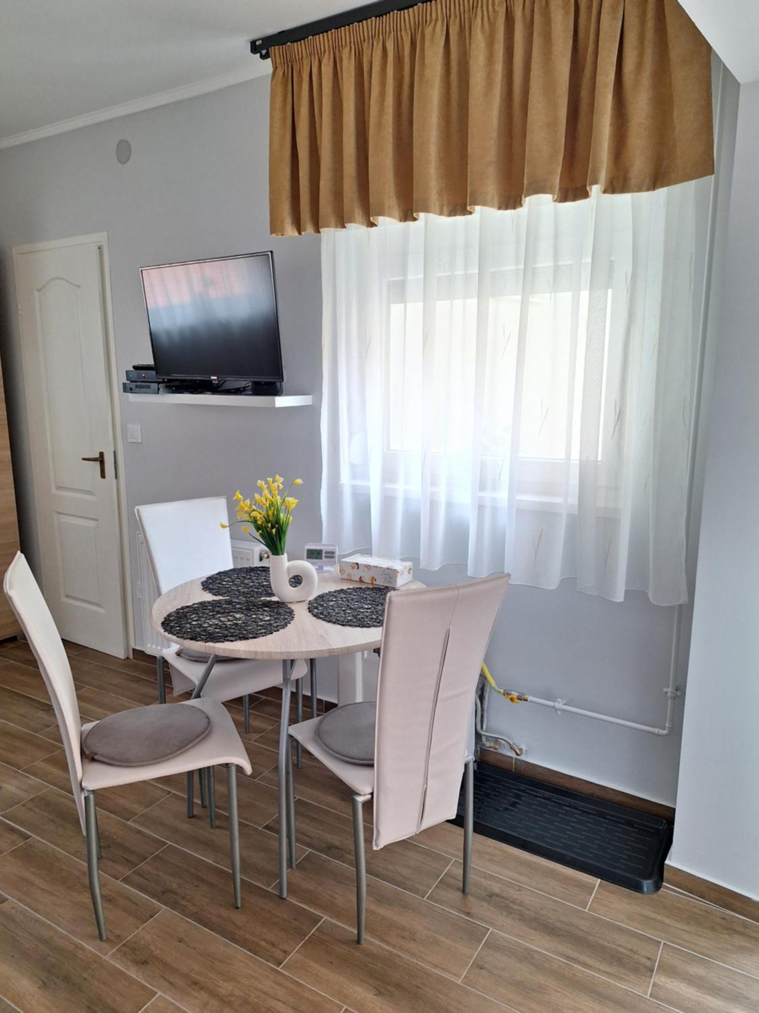 Varfal Apartman Егер Екстериор снимка
