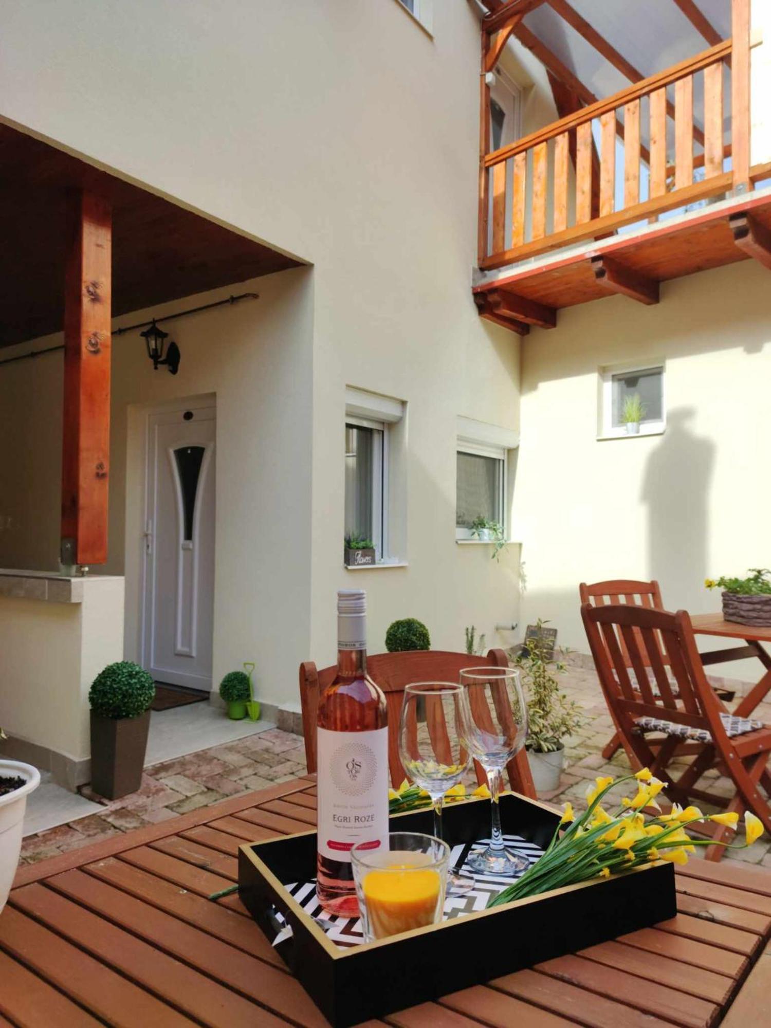 Varfal Apartman Егер Екстериор снимка