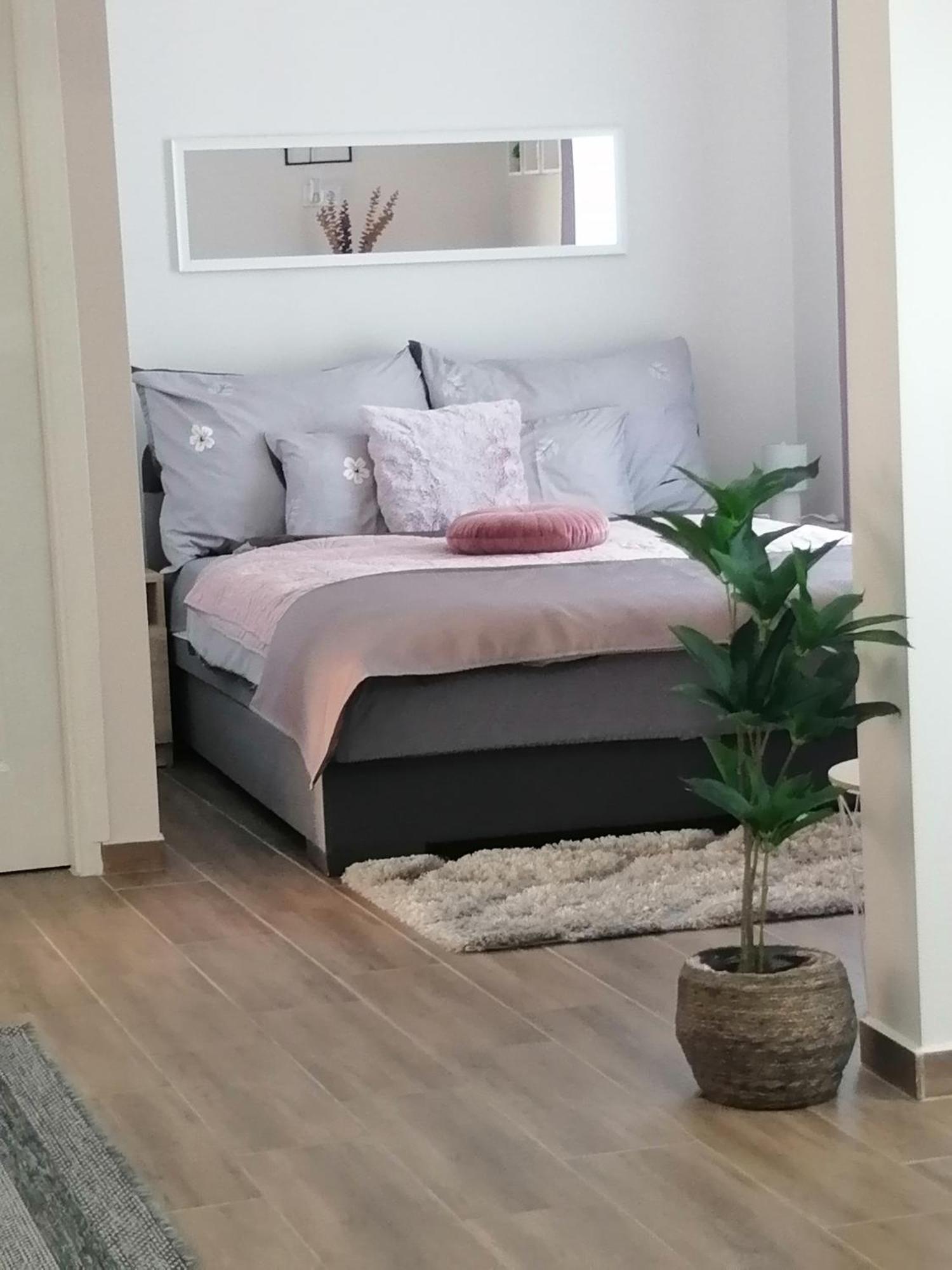 Varfal Apartman Егер Екстериор снимка